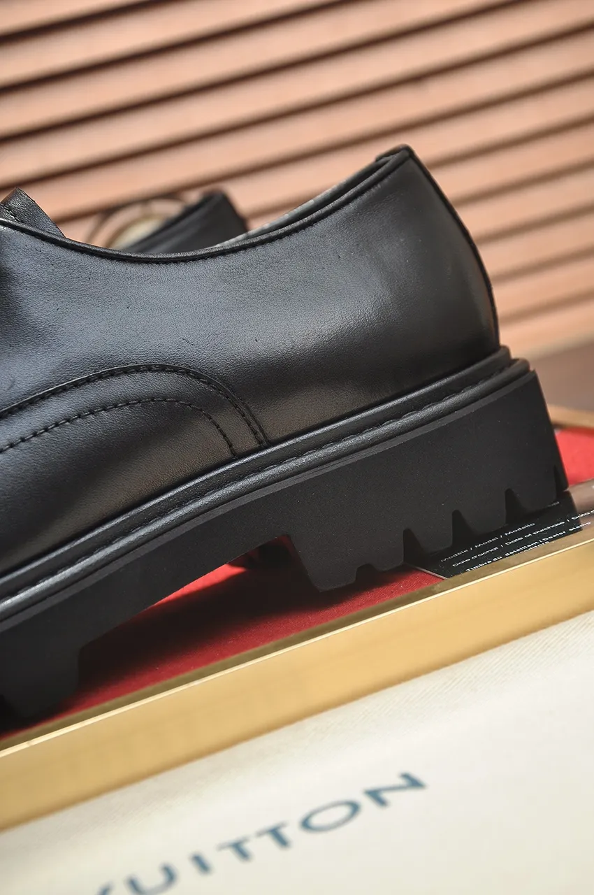 Men's men's shoes 💰640💶 [LV] (original single cowhide lining) 🍀LV's latest genuine leather business suit shoes are launched simultaneously on the official website. The first-layer cowhide imported from Italy is made of heavy gold, 💥official website 1:1 rubber outsole. Versatile to wear, high-end without losing class, and the color combination is extraordinary. This four-season style is alluring when worn on your feet, showing off your big-name flair. Standard code 38-45 (45 customized)